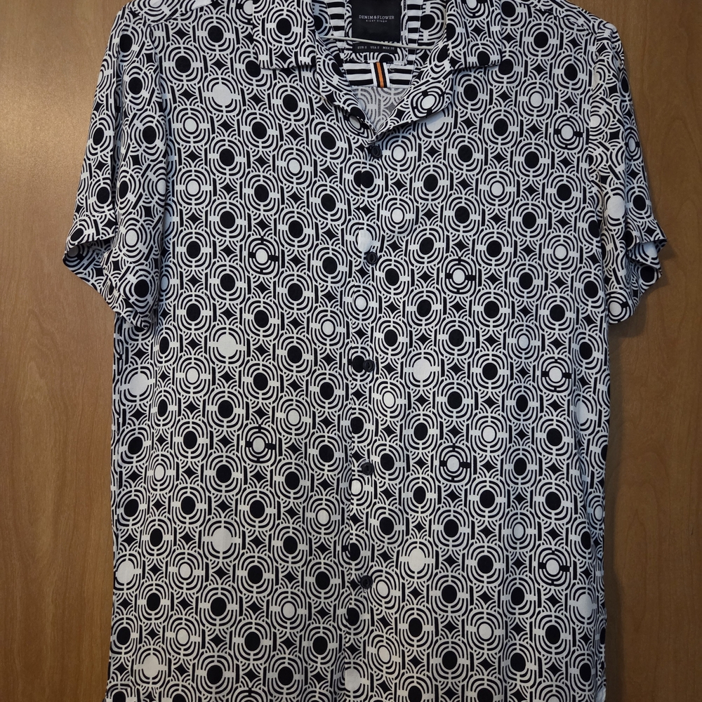 DENIM & FLOWER Black and White Geometric Shirt Size S